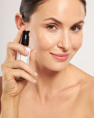 Šviečiantis drėkinamasis makiažo pagrindas su hialurono rūgštimi 04 Almond Nutridome - 4