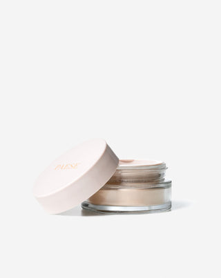 Transparentny sypki puder oliwkowy z kompleksem nawilżającym Paese - 1