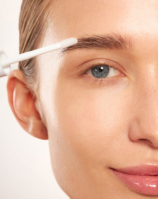 Nutridome tankinantis ir stiprinantis antakių gelis su žaliosios arbatos ekstraktu