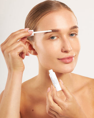 Nutridome tankinantis ir stiprinantis antakių gelis su žaliosios arbatos ekstraktu