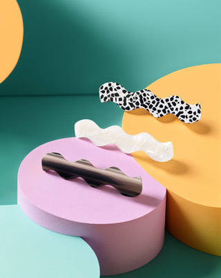 Banguojančių plaukų segtukų rinkinys - marmuriniai, perliniai, juodi Twisty 3 vnt. - 2