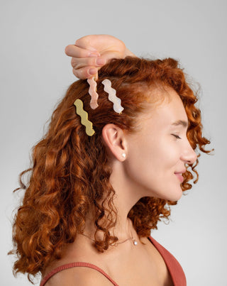 Banguojančių plaukų segtukų rinkinys - perłinė, žalia, rožinė Twisty 3 vnt. - 2