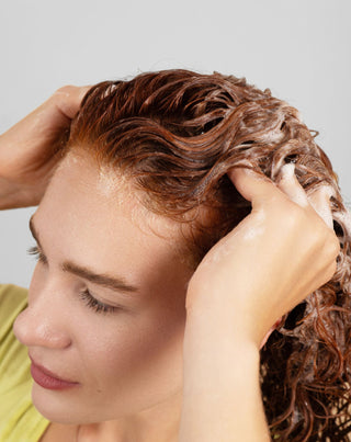 Twisty drėkinamasis šampūnas garbanotiems plaukams su erea (karbamidu) ir pieno rūgštimi