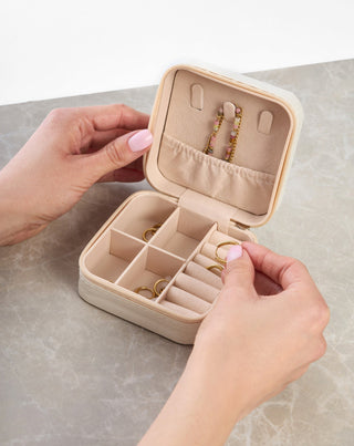 Maža papuošalų dėžutė su skyreliais, ritinėliais ir kabliukais, kreminė Mys_1 - 2