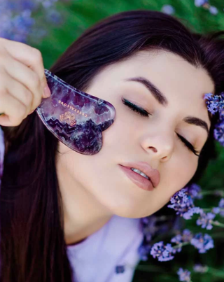 Gua sha veido masažo plokštelė su ametisto akmeniu harmonijai ir atsipalaidavimui Crystallove