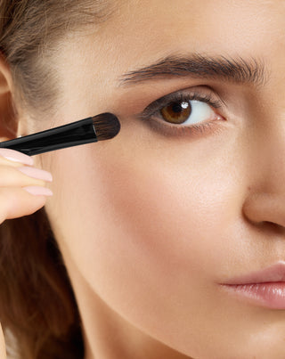 Nutridome plokščias suapvalintas akių šešėlių šepetėlis su sintetiniais šereliais