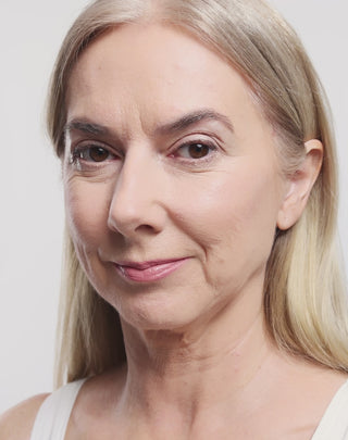 Aggie rausvas skaistalų pieštukas su traukmedžio sviestu ricinos aliejumi brandžiai odai 50+ - 6