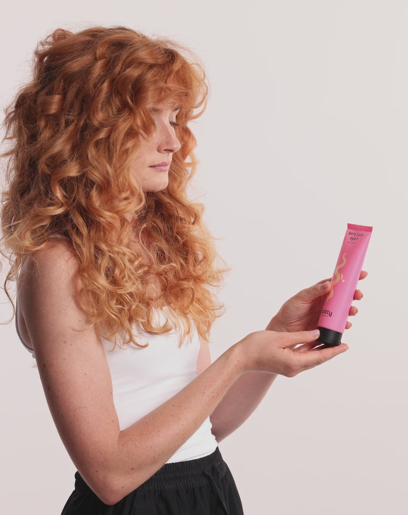 Garbanotų plaukų modeliavimo gelis drėkina ir minkština plaukus, bet neapsunkina Twisty_5