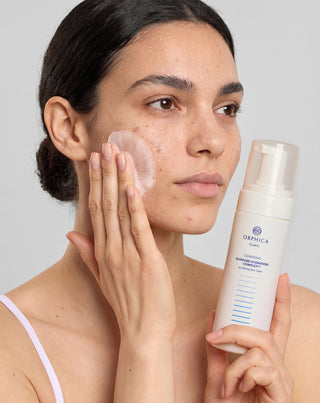 Valomosios putos jautriai ir į spuogus linkusiai odai su betainu, pantenoliu ir alantoinu Cleansing Orphica Clinic 150 ml